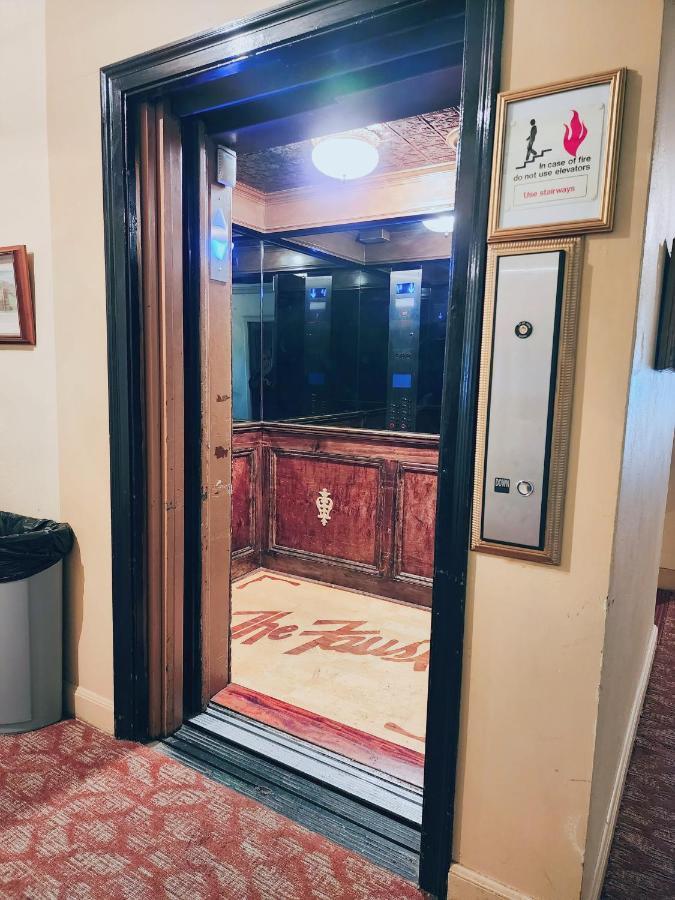 The Faust Hotel Нью Браунфелс Экстерьер фото