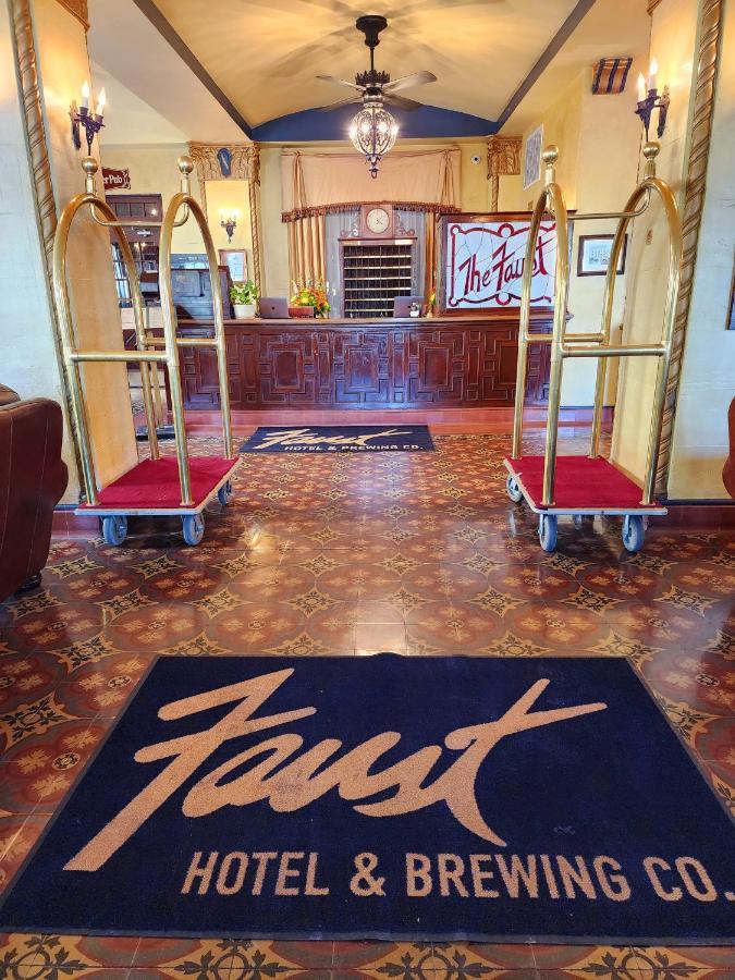 The Faust Hotel Нью Браунфелс Экстерьер фото